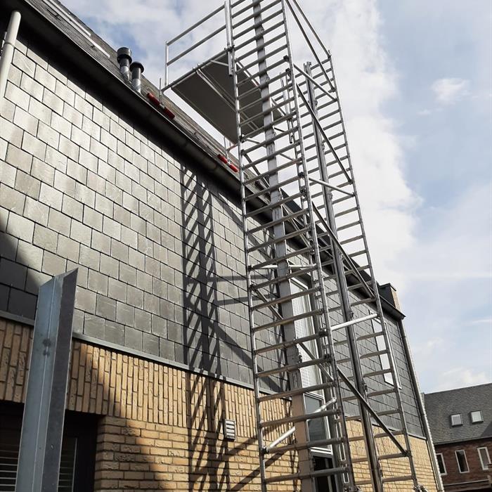 Mobile scaffold lift with step-out console